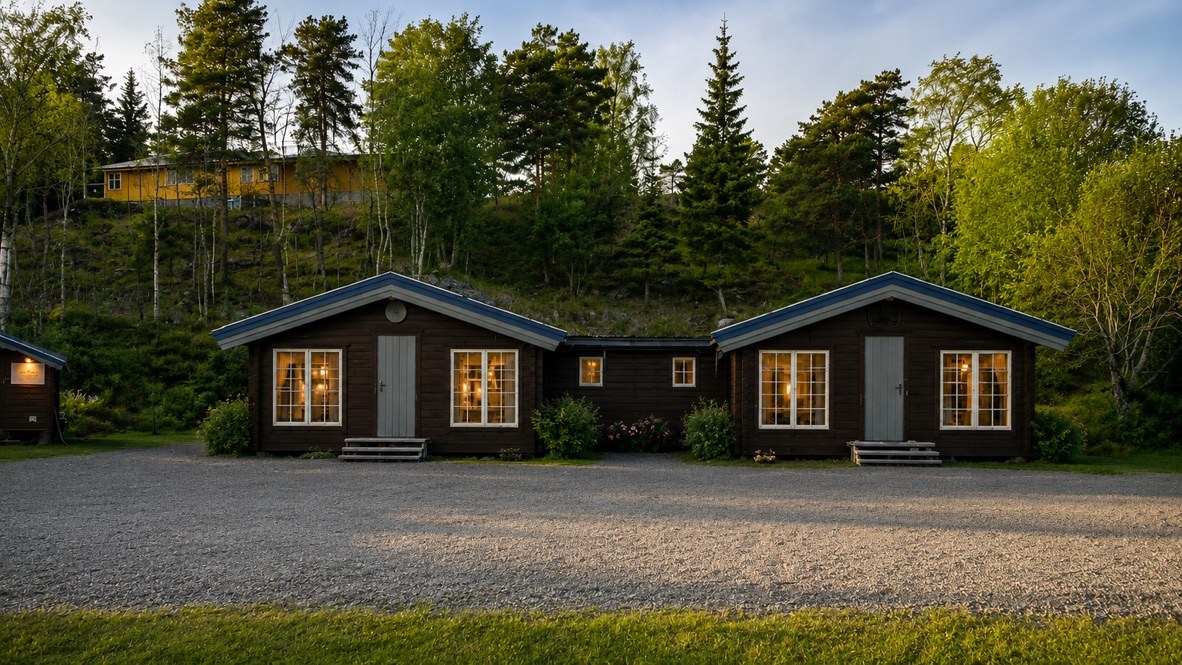 Hüttenfassade im Abendlicht — Terråk Gjestegård
