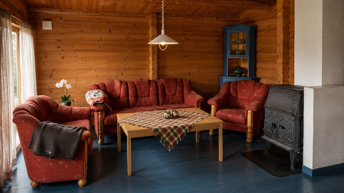 Cabin living room with wood stove — Terråk Gjestegård