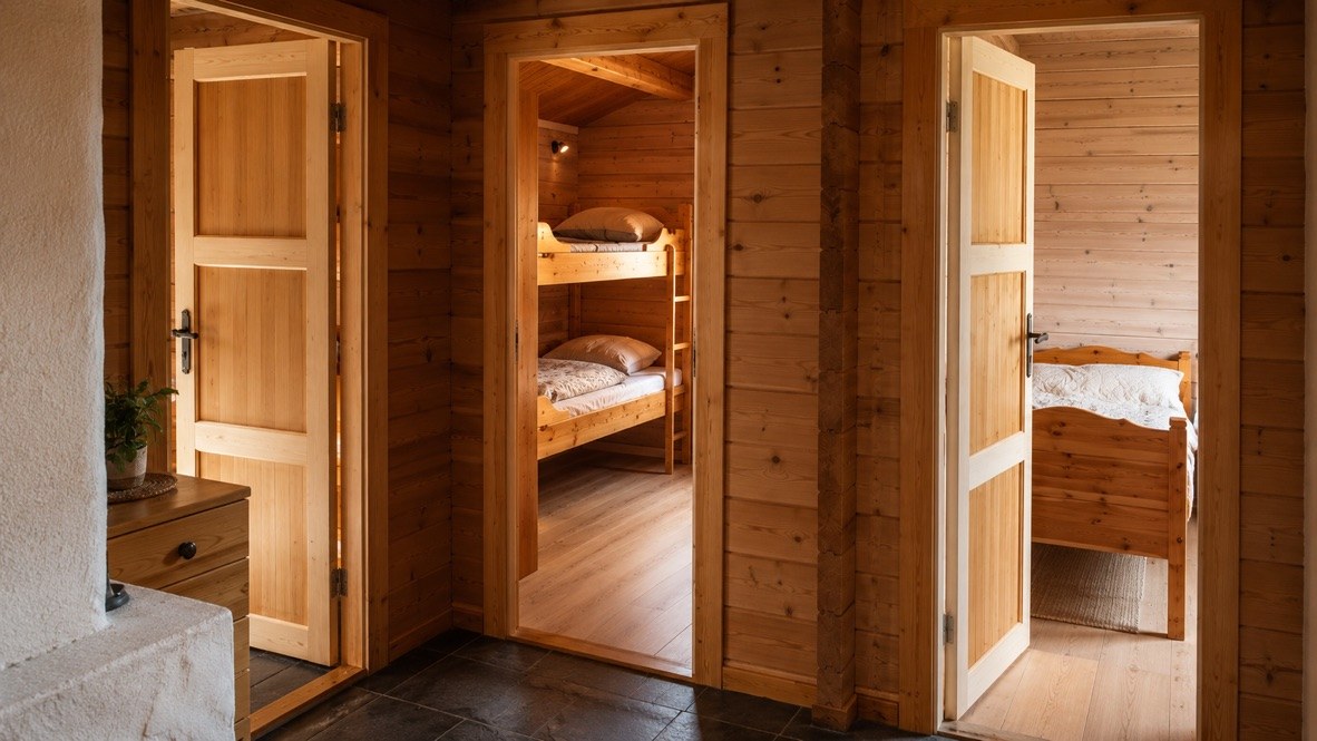 Cabin bedroom with bunk bed and single bed — Terråk Gjestegård