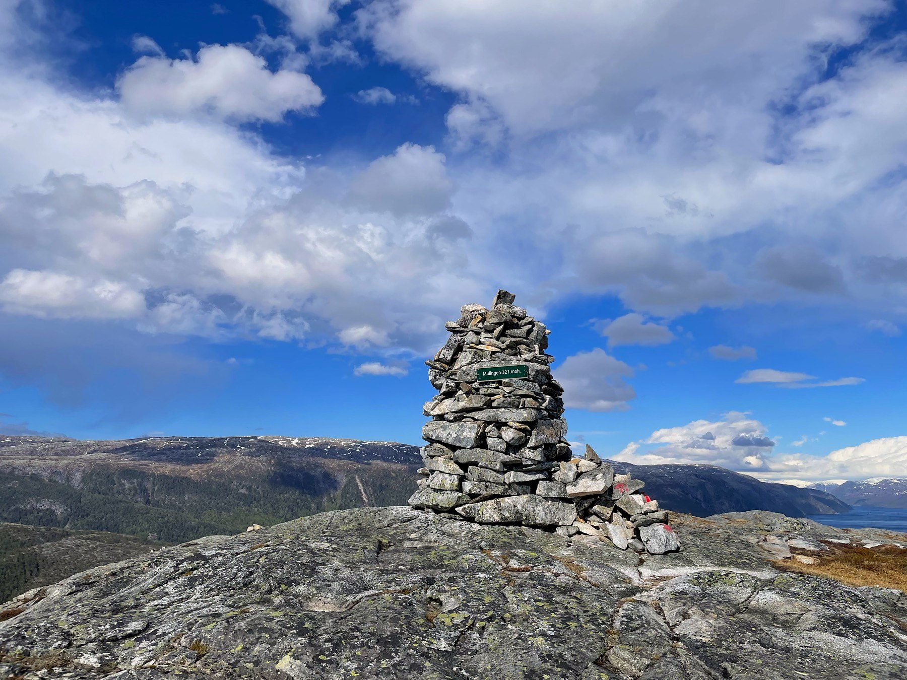 View from Heilhornet — cairn at the summit, Bindal