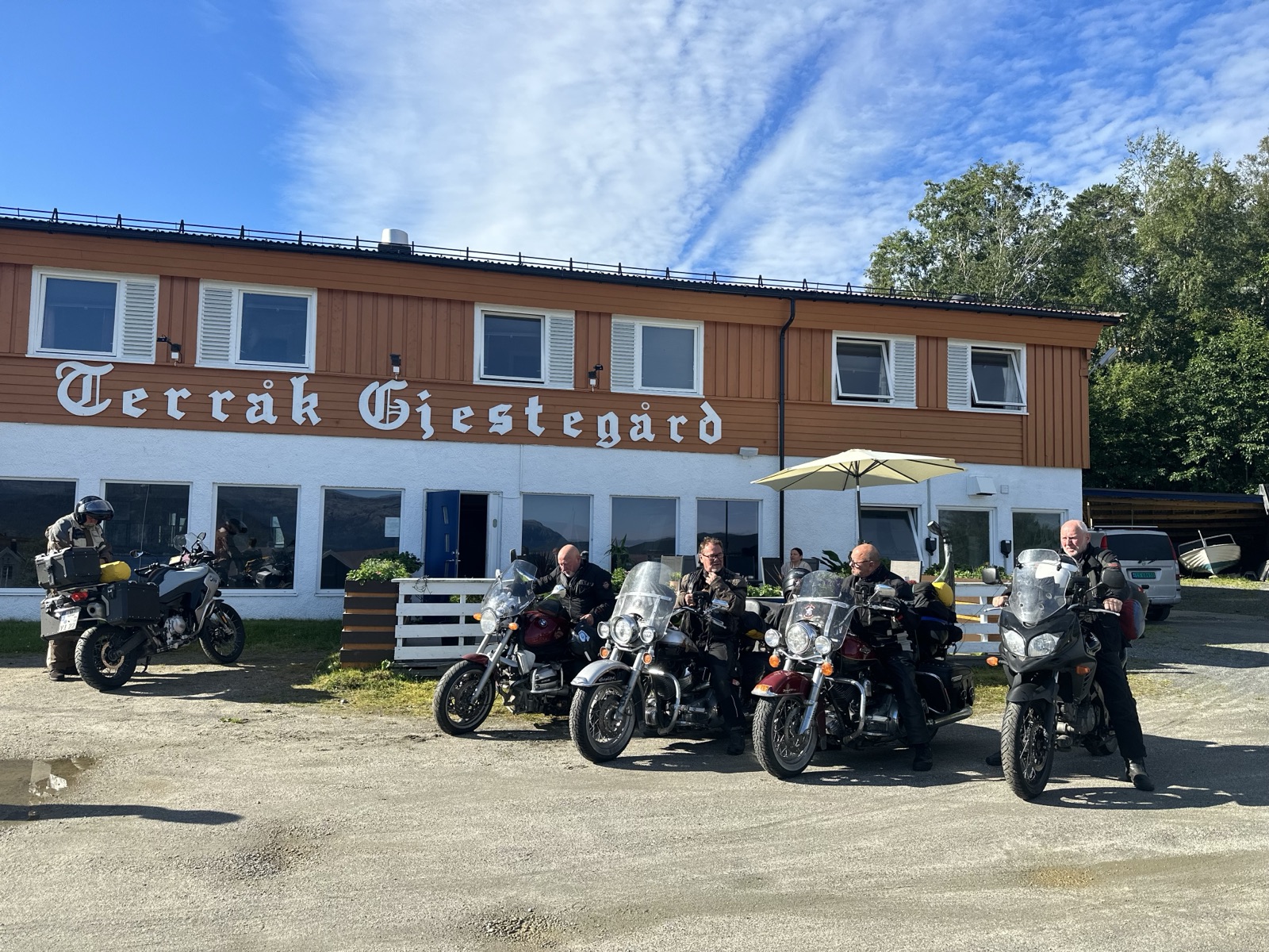 Helgeland Pit Stop — bikers on Kystriksveien Road 17, Terråk Gjestegård